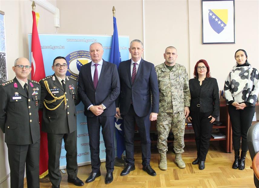 САРАЈЕВО, 20. ДЕЦЕМБРА /СРНА/ - Министар одбране у Савјету министара Зукан Хелез и његов замјеник Славен Галић разговарали су данас у Сарајеву са одлазећим војним аташеом Турске бригадиром Мустафом Татаром и новоименованим аташеом ове земље Муратом Кулом о помоћи у опремању и модернизацији Оружаних снага БиХ.