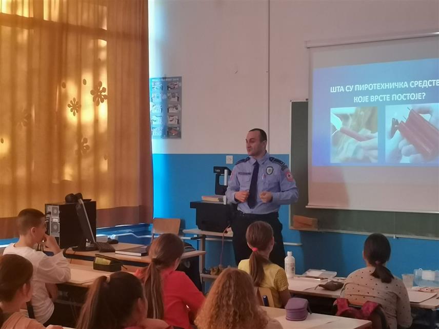 ДОБОЈ, 21. ДЕЦЕМБРА /СРНА/ - Добојска полиција организовала је данас предавање за ученике Основне школе "Вук Караџић" о теми "Петарде нису играчке!" у оквиру кампање МУП-а Републике Српске.