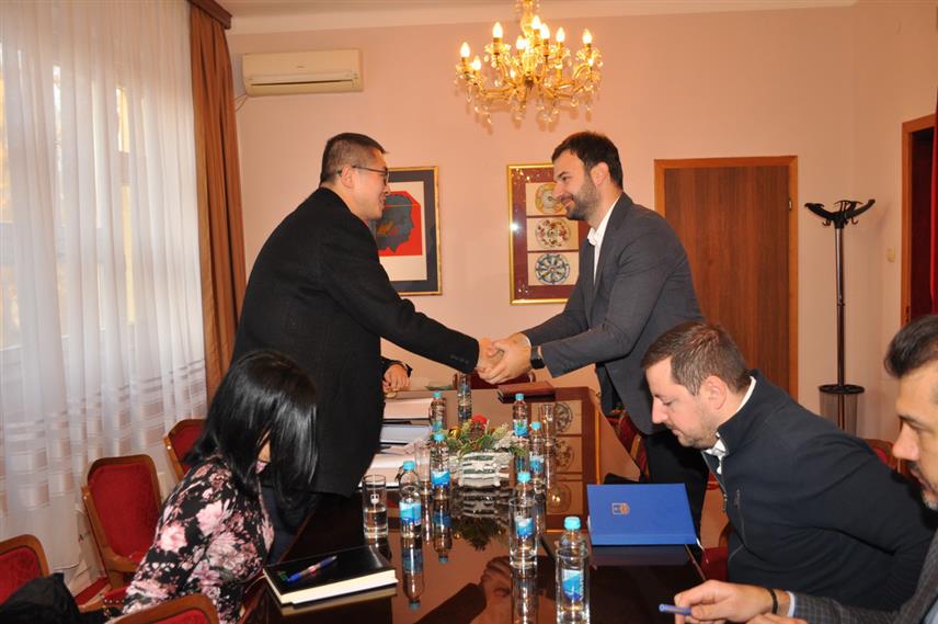 ПРИЈЕДОР, 21. ДЕЦЕМБРА /СРНА/ - Састанак градоначелника Слободана Јавора са представницима концесионара "Шандунг хај-спид - Чајна Шандунг интернешнел" /СДХС-ЦСИ БХ/.