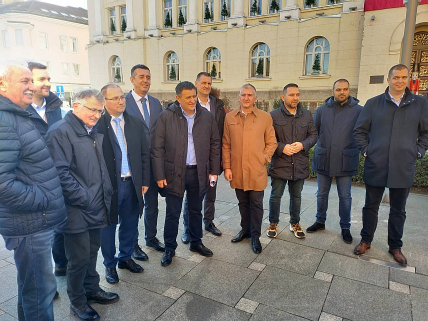 БАЊАЛУКА, 21. ДЕЦЕМБРА /СРНА/ - Предсједник бањалучког Градског одбора СНСД-а Владо Ђајић на конференцији за новинаре представника коалиционих странака у Скупштини града Бањалука.