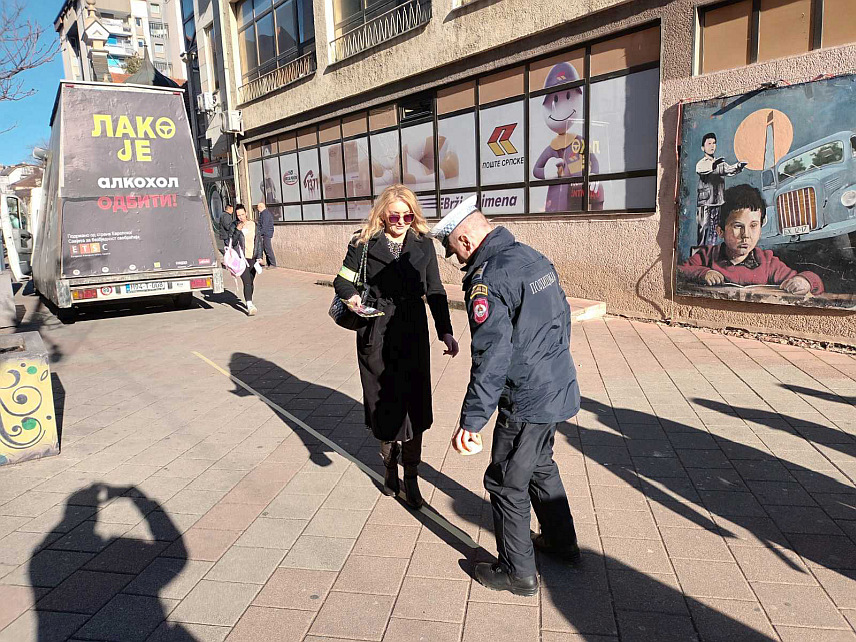 ЗВОРНИК, 21. ДЕЦЕМБРА /СРНА/ - У Зворнику је данас у току превентивна кампања "Лако је алкохол одбити" с циљем да се смањи број саобраћајних незгода и утиче на савјест возача да не возе под дејством алкохола.