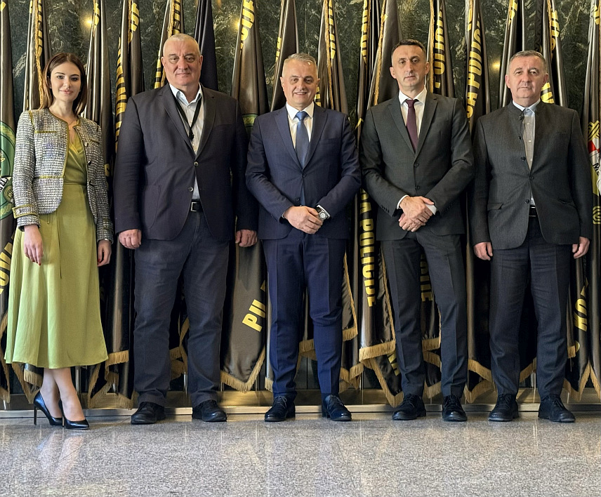 САРАЈЕВО, 21. ДЕЦЕМБРА /СРНА/ - Директор Службе за послове са странцима Жарко Лакета и директор полиције Хрватске Никола Милина одржали су радни састанак у Загребу гдје је закључено да ће сарадња бити додатно унапређена у свим сегментима рада, нарочито у размјени информација и спречавању илегалних миграција.