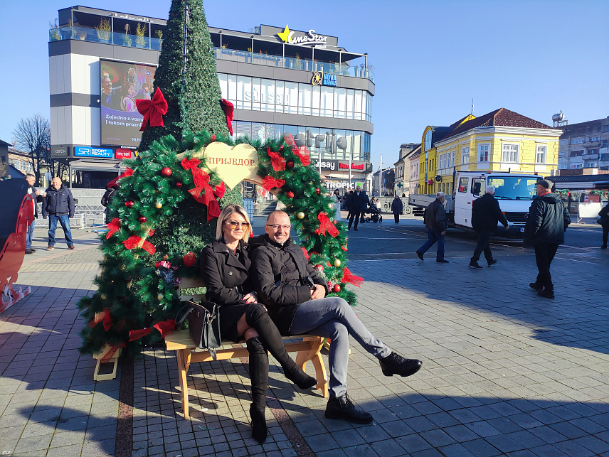 ПРИЈЕДОР, 21. ДЕЦЕМБРА /СРНА/ - Центар Приједора данас је добио празнични фото-рам који су заједнички осмислили Туристичка организација и Машинска школа у склопу манифестације Приједорска зима, а направили су га ученици ове школе на практичној настави