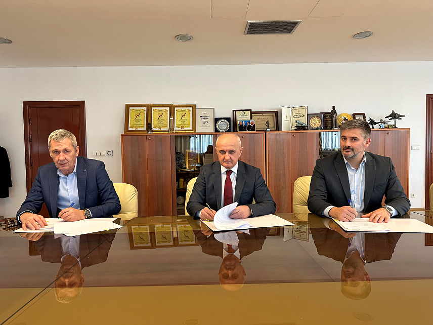 БАЊАЛУКА, 21. ДЕЦЕМБРА /СРНА/ - Потписан уговор о уступању уговора о концесији за изградњу и кориштење мале хидроелектране "Цијевна три",уговор су потписали министар енергетике и рударства Републике Српске Петар Ђокић, те вршилац дужности директора добојског предузећа "Електро Добој" Миодраг Мишић и директор предузећа "Електропривреда Републике Српске- обновљиви извори енергије" из Љубиња Синиша Шишић.