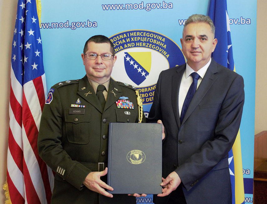 САРАЈЕВО, 21. ДЕЦЕМБРА /СРНА/ - Помоћник министра одбране за међународну сарадњу у Савјету министара Зоран Шајиновић и војни изасланик САД у БиХ Ерик Адамс потписали су данас План билатералне војне сарадње за 2024. годину.