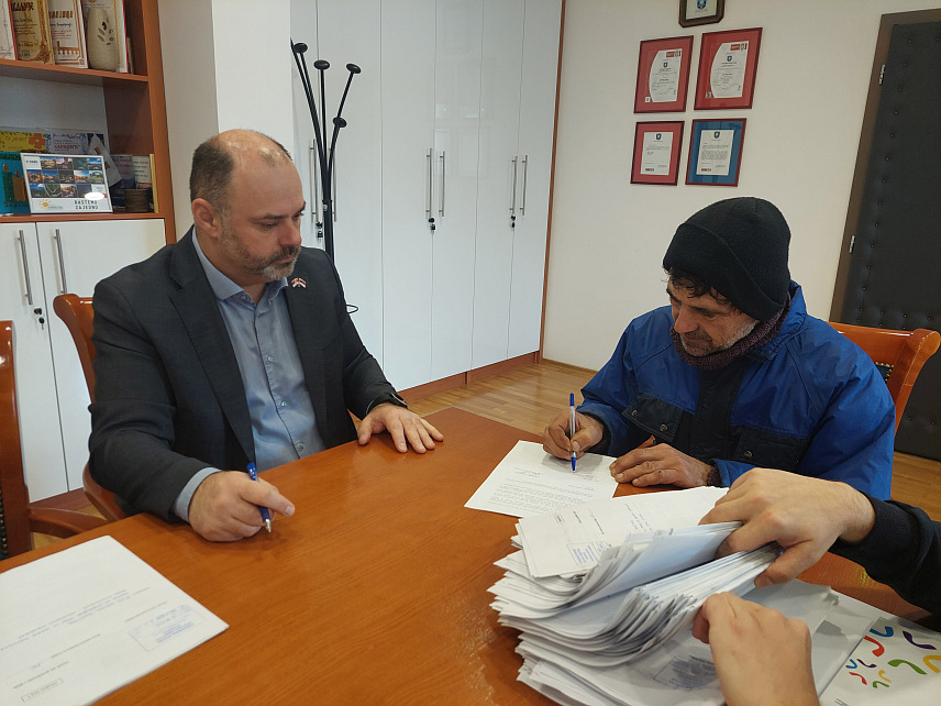 ВИШЕГРАД, 21. ДЕЦЕМБРА /СРНА/ - Начелник општине Вишеград Младен Ђуревић потписао је данас рјешења о додјели подстицаја за 70 пољопривредних произвођача, а ријеч је о додатних 65.000 КМ предвиђених другим ребалансом буџета.