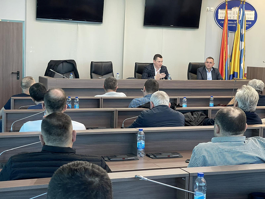 БИЈЕЉИНА, 21. ДЕЦЕМБРА /СРНА/ - Предсједник Скупштине града Бијељина Александар Ђуршевић, заједно са одборницима, одржао је данас састанак са штрајкачким одбром и радницима „Комуналца“ ,управом предузеће те представницима мјесних заједница,како би договрили и понудили рјешења за ово предузеће на сутрашњој тематској сједници о „Комуналцу“.