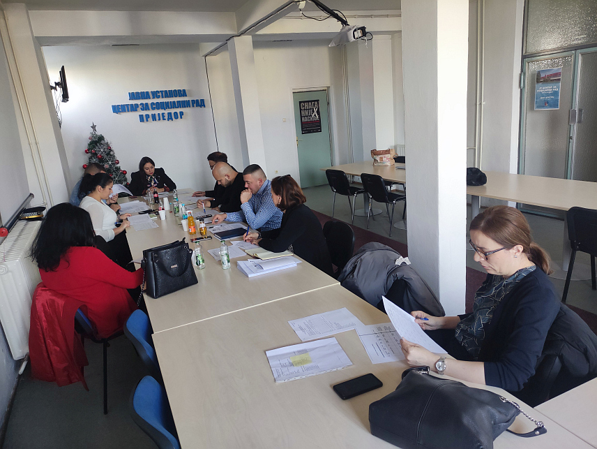 ПРИЈЕДОР, 21. ДЕЦЕМБРА /СРНА/ - Мултисекторски тим за борбу против породичнног и родно заснованог насиља - сасатанак.