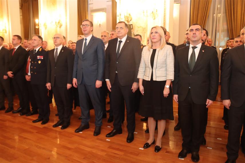 БЕОГРАД, 21. ДЕЦЕМБРА /СРНА/ - У Дому Гарде на београдском Топчидеру,  новогодишњи и божићни пријем којем присуствују бројне високе званице међу којим су предсједник Републике Српске Милорад Додик, српски члан Предсједништва БиХ Жељка Цвијановић и предсједник Србије Александар Вучић.