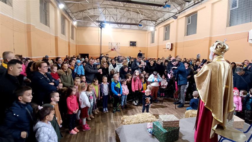 ИСТОЧНА ИЛИЏА, 21. ДЕЦЕМБРА /СРНА/ - Општина Источна Илиџа и Центар за културу и информисање вечерас су у оквиру манифестације "Никољданске свечаности" у насељу Касиндо уприличили подјелу 450 новогодишњих пакетића дјеци рођеној од 1. септембра 2017. до децембра ове године, која не похађају неку од предшколских установа са подручја ове општине.