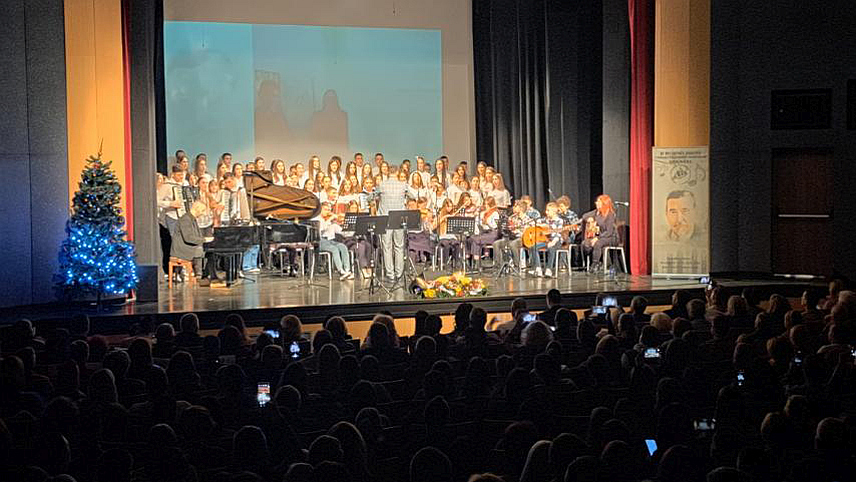 БИЈЕЉИНА, 21. ДЕЦЕМБРА /СРНА/ - Ученици музичке школе "Стева Стојановић Мокрањац", која ове године обиљежава 70 година постојања, одржали су вечерас новогодишњи коцерт.