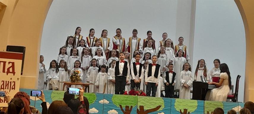 БИЈЕЉИНА, 21. ДЕЦЕМБРА /СРНА/ - Педесетак чланова Дјечијег хора у Бијељини одржало је вечерас у Соколском дому традиционални новогодишњи концерт, под диригентском палицом Јелене Tракиловић.