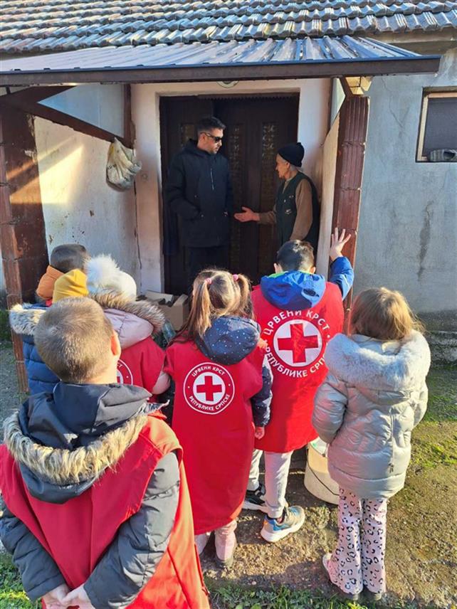 СРБАЦ, 21. ДЕЦЕМБРА /СРНА/ - У оквиру Недјеље солидарности ученици нижих разреда подручне школе "Доситеј Обрадовић" из Кукуља прикупили су пакете хране и хигијене које су уручили за три домаћинства у којима живе стара лица.