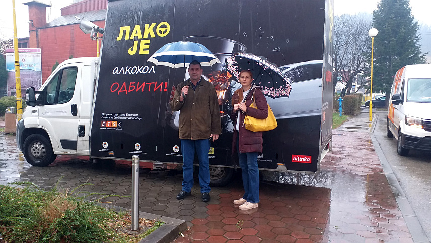 МИЛИЋИ, 22. ДЕЦЕМБРА /СРНА/ - У оквиру кампање "Лако је алкохол одбити" на Tргу рудара у Милићима данас су дијељени леци у којима се указује на ризике и опасности које изазива алкохол током вожње.
