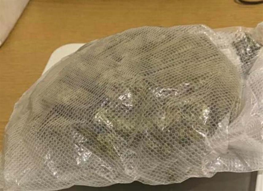 ДОБОЈ, 22. ДЕЦЕМБРА /СРНА / - Полиција у Добоју ухапсила је лице чији су иницијали И.М. из овог града и Д.Б. из Теслића од којих је одузела 3,9 грама кокаина, 1,2 грама хероина, те један метак калибра 12 милиметара.