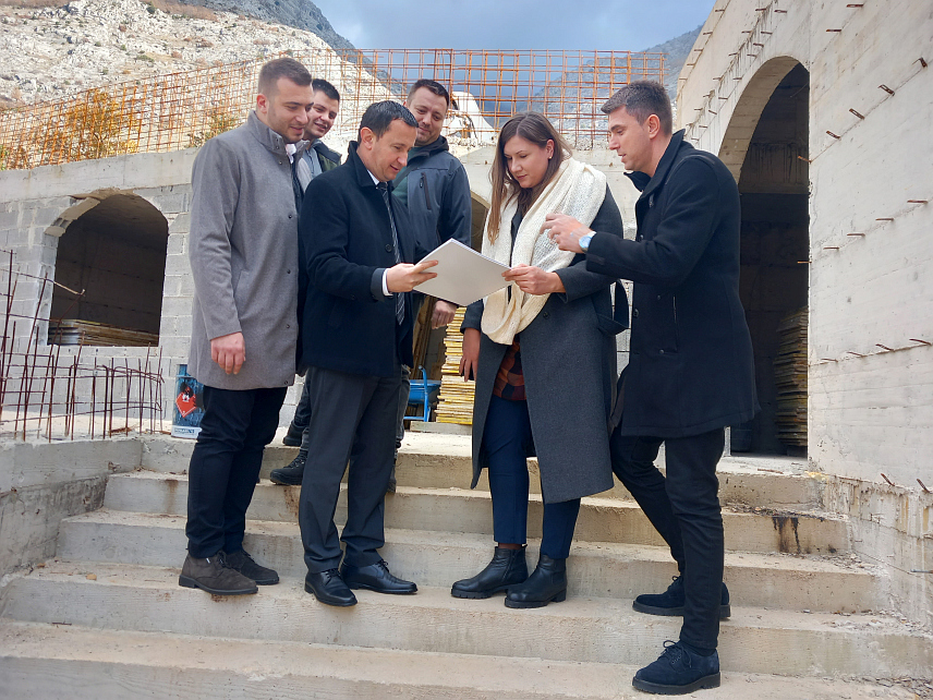 TРЕБИЊЕ, 22. ДЕЦЕМБРА /СРНА/ - Градоначелник Tребиња Мирко Ћурић обишао је данас градилиште Духовног центра у Мркоњићима гдје је у току друга фаза изградње, односно комплекса видиковац, за који је склопљен уговор вриједан 1,75 милиона КМ са ПДВ-ом.