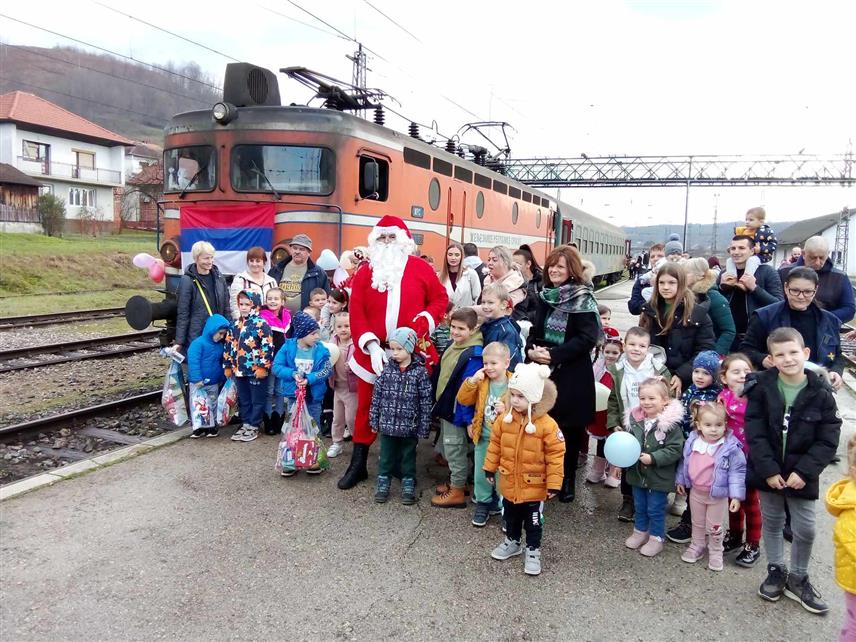 НОВИ ГРАД, 22. ДЕЦЕМБРА /СРНА/ - У организацији "Жељезница Републике Српске" данас је у Новом Граду организована вожња возом Дједа Мраза.
