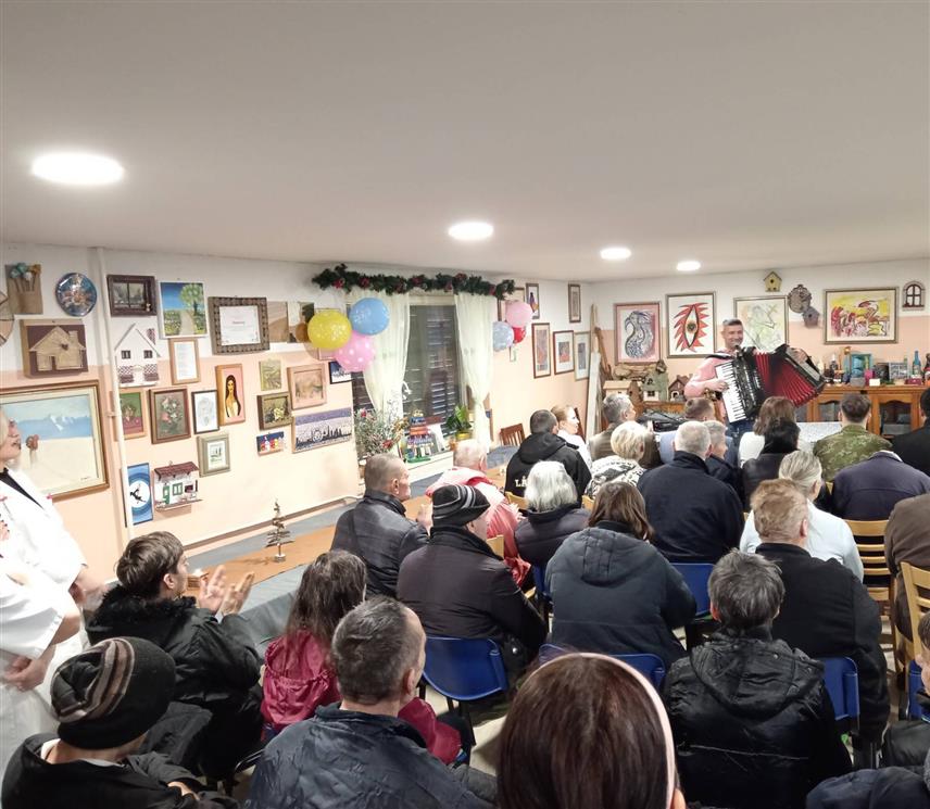 СОКОЛАЦ, 22. ДЕЦЕМБРА /СРНА/ - Запослени у Специјалној болници за психијатрију на Сокоцу обиљежили су данас 65 година постојања ове установе терцијарне здравствене заштите, пригодним забавним програмом који су припремили пацијенти уз помоћ радника радно-окупационе терапије.