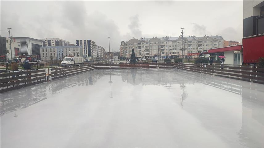 ИСТОЧНО НОВО САРАЈЕВО, 22. ДЕЦЕМБРА /СРНА/ - Општинска управа Источно Ново Сарајево је у оквиру манифестације "Зима у Источном Новом Сарајеву" обезбиједила клизалиште на отвореном које ће бити у функцији до 21. јануара.