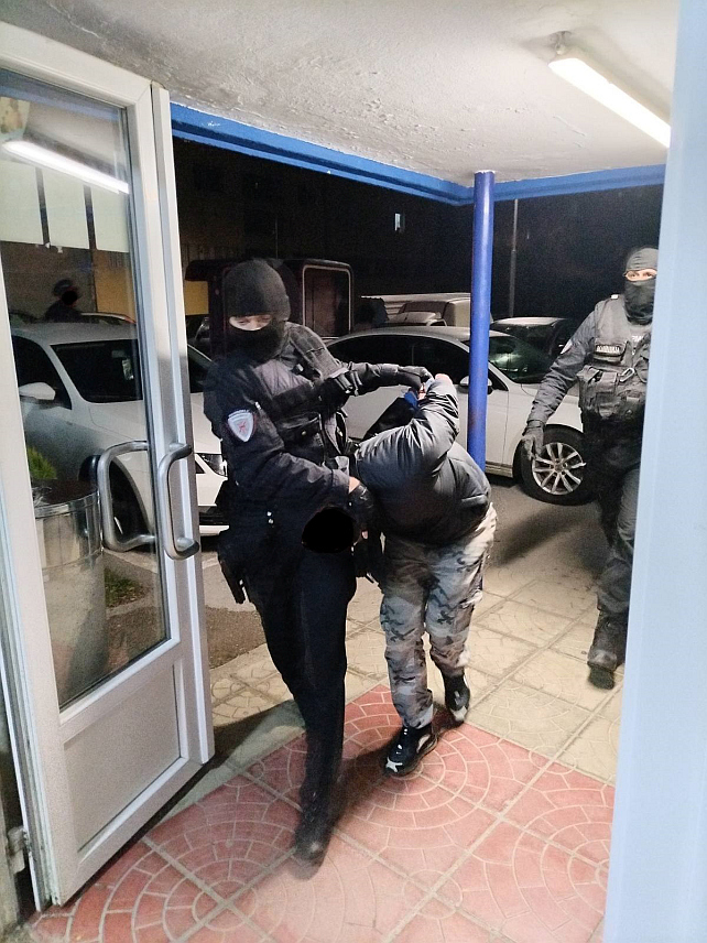 ФОЧА, 22. ДЕЦЕМБРА /СРНА/ - Фочанска полиција ухапсила је мушкарца из Фоче чији су иницијали А.Ж. због постојања сумње да је починио кривично дјело неовлаштене производње и промете опојних дрога и предала га Окружном јавном тужилаштву Требиње на даље поступање.