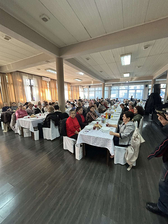 БАЊАЛУКА, 22. ДЕЦЕМБРА /СРНА/ - Генерални директор Универзитатеског клиничког центра /УКЦ/ Републике Српске, Владо Ђајић организовао је у Угоститељској школи Бањалука традиционални ручак и дружење за 350 пензионисанх радника.