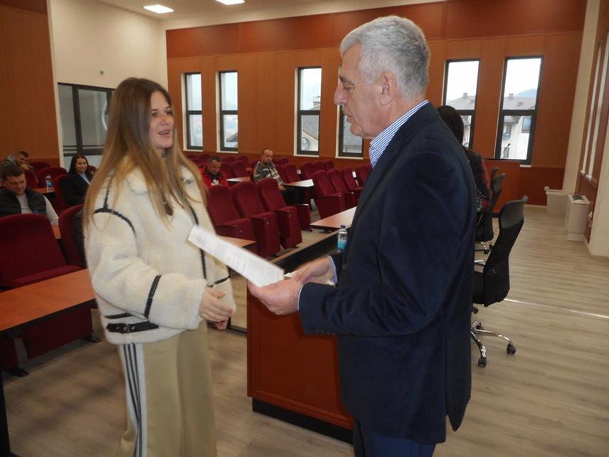 БРАТУНАЦ, 22. ДЕЦЕМБРА /СРНА/ - Начелник општине Братунац Лазар Продановић уручио је данас рјешења о уплати новчаних средстава за родитеље 19 новорођенчади из ове локалне заједнице, који су добили дјецу у посљедња три мјесеца.