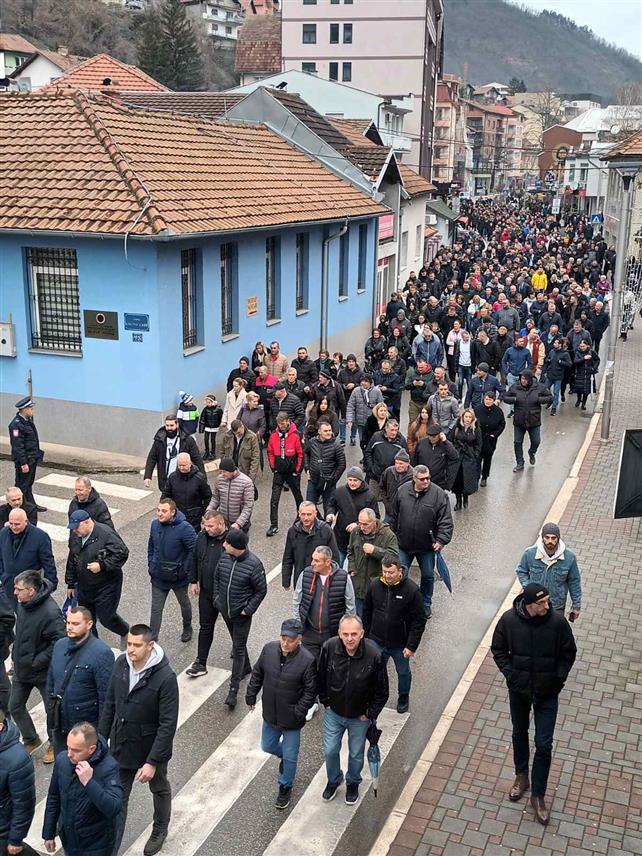 ЗВОРНИК, 22. ДЕЦЕМБРА /СРНА/ - Неколико хиљада Зворничана данас је мирном шетњом кроз град и петнаестоминутном блокадом магистралног пута Милићи-Зворник-Бијељина изразило протест против хапшења бивших официра и војника Војске Републике Српске /ВРС/, по налогу Тужилаштва БиХ.