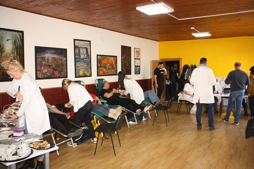 МОДРИЧА, 22. ДЕЦЕМБРА /СРНА/ - У акцији добровољног давања крви у Модричи данас је прикупљено 97 доза за потребе Опште болнице "Свети апостол Лука" у Добоју.