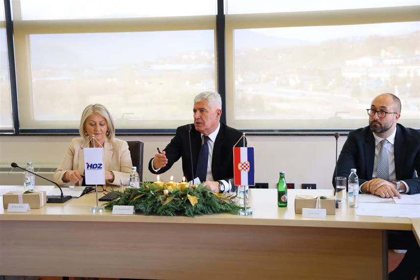 САРАЈЕВО, 22. ДЕЦЕМБРА /СРНА/ - Предсједништво ХДЗ-а БиХ оцијенило је на данашњој сједници у Витезу да треба наставити рјешавати све отворене изазове и 14 кључних приоритета на путу БиХ ка ЕУ.