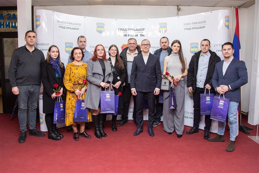 ПРЊАВОР, 22. ДЕЦЕМБРА /СРНА/ - Градоначелник Прњавора Дарко Томаш данас је уприличио пријем за 10 постдипломаца и два докторанда са подручја ове локалне заједнице и уручио им вриједне новчане награде.