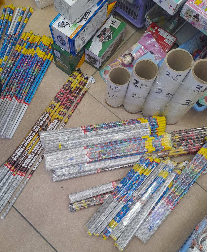 КОТОР ВАРОШ, 22. ДЕЦЕМБРА /СРНА/ - Полиција је у Котор Варошу привремено одузела 1.460 комада различитих врста петарди и 138 комада различитих врста ракета у једној трговачкој радњи гдје се вршила продаја пиротехничких средстава без одговарајуће дозволе.