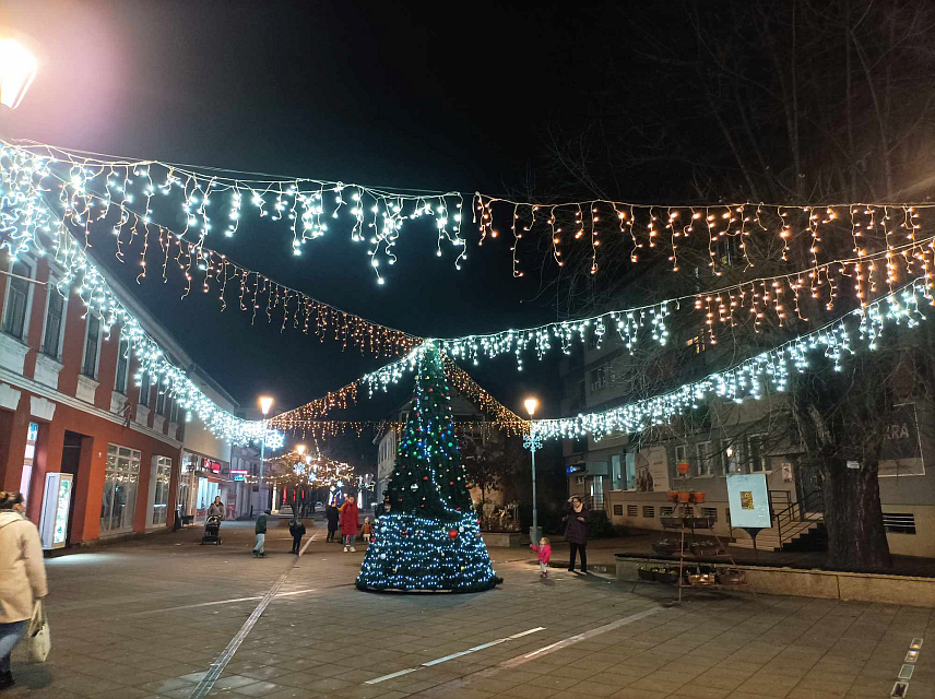 НОВИ ГРАД, 22. ДЕЦЕМБРА /СРНА/ - У Новом Граду данас је завршено уређење градских улица и тргова за предстојеће новогодишње и божићне празнике, потврђено је Срни у Општинској управи.