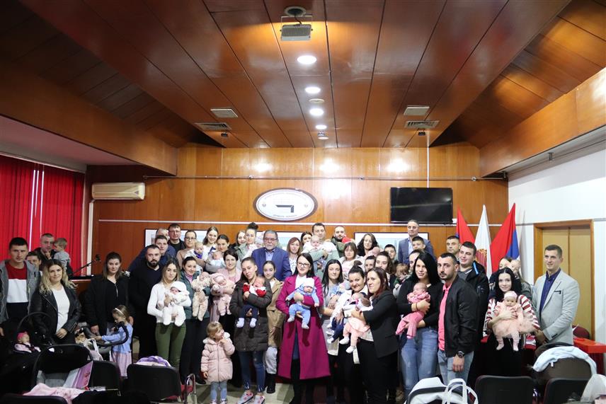 ДЕРВЕНТА, 22. ДЕЦЕМБРА /СРНА/ - Градоначелник Дервенте Милорад Симић уприличио је данас пријем за мајке које су родиле 52 бебе у периоду од 1. октобра до 20. децембра, а за ове намјене из буџета града исплаћено 26.000 КМ.