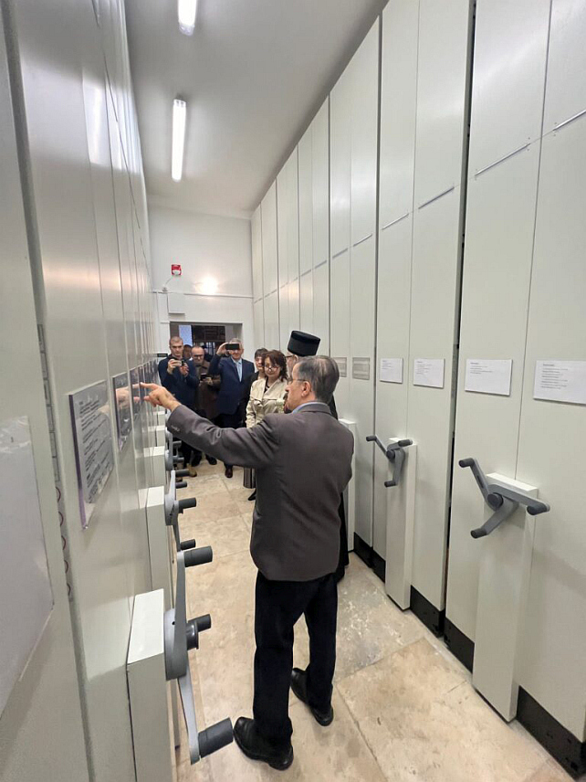 СЕНТАНДРЕЈА, 22. ДЕЦЕМБРА /СРНА/ - У сједишту Епархије будимске у Сентандреји приређена је свечаност поводом завршетка радова на адаптацији Архива Епархије будимске и његовог пуштања у рад након обнове,његово преосвештенство епископ будимски Лукијан захвалио је предсједнику Републике Српске Милораду Додику, Кабинету предсједника и Влади Републике Српске чијим прилогом је обновљен Архив.