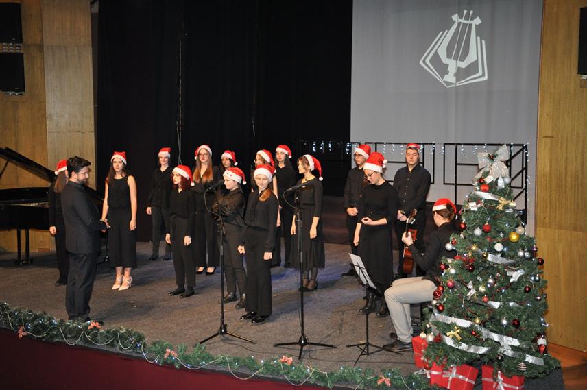 ПРИЈЕДОР, 22. ДЕЦЕМБРА /СРНА/ - Ученици основне и средње музичке школе "Саво Балабан" приредили су вечерас за своје суграђане велики новогодишњи концерт.