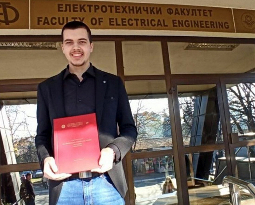 БАЊАЛУКА, 22. ДЕЦЕМБРА /СРНА/ - Предсједник Републике Српске Милорад Додик истакао је да је одлучио да поводом Дана Републике Орденом Његоша одликује Драгу Шмитрана, трећег студента у историји Електротехничког факултета у Бањалуци који је студије завршио са просјеком 10, чиме Српска показује да вреднује његов успјех.