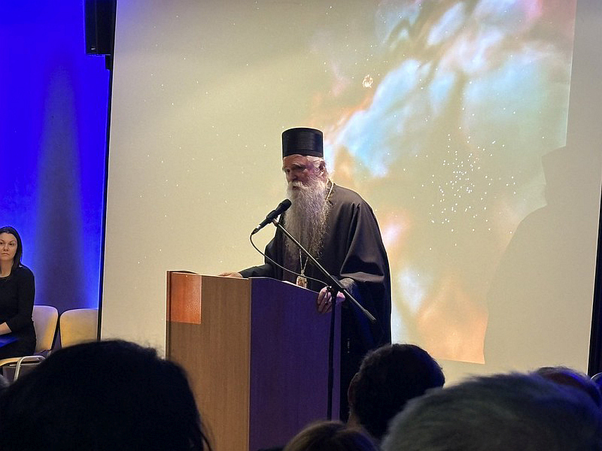 ПОДГОРИЦА, 23. ДЕЦЕМБРА /СРНА/ - У Будви су почеле 11. Међународне Његошеве вечери поезије, на чијем отварању је митрополит црногорско-приморски Јоаникије нагласио да нису тачне тврдње појединих критичара да је Његош заобилазио Христа, те навео примјер "Луче микрокозма" у којој прославља Христа.