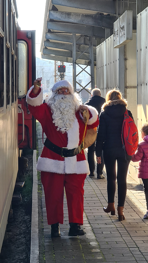 ДОБОЈ, 23. ДЕЦЕМБРА /СРНА/ - Предузеће "Жељезнице Републике Српске" организовали су "Новогодишњи воз" на релацији Добој-Станари и подијелили 192 пакетића за дјецу радника овог предузећа из Добоја.