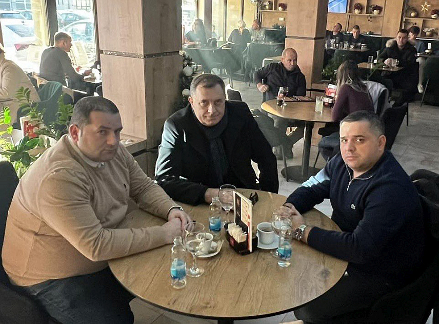 ЛАКТАШИ, 23. ДЕЦЕМБРА /СРНА/ - Предсједник Републике Српске Милорад Додик разговарао је данас са градоначелником Лакташа Мирославом Бојићем и директором Републичке управе за геодетске и имовинско-правне послове /РУГИПП/ Драганом Станковићем о новим развојним пројектима у овом граду.