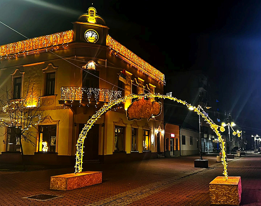 ШАМАЦ, 23. ДЕЦЕМБРА /СРНА/ - У Шамцу ће сутра бити отворена седма по реду манифестација "Зимска чаролија на ушћу", а окупљени ће имати прилику да уживају у ватромету и музичком програму.