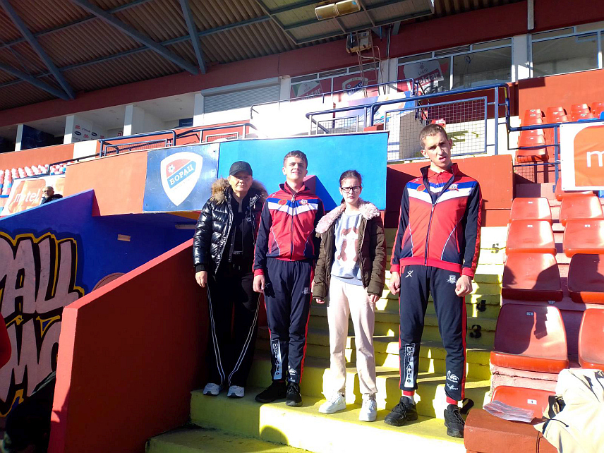 НОВИ ГРАД, 23. ДЕЦЕМБРА /СРНА/ - Чланови Удружења дјеце и омладине са посебним потребама и њихових родитеља "Искра" из Новог Града освојили су двије златне и једну сребрну медаљу на данашњем такмичењу спортског Савеза Менерали /ментало недовољно развијених особа/.