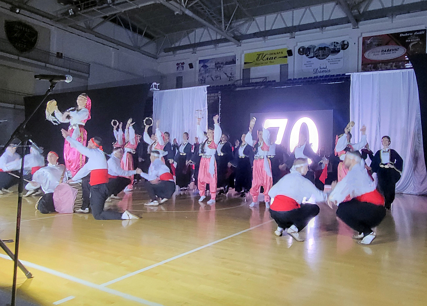 ПАЛЕ, 23. ДЕЦЕМБРА /СРНА/ - Културно-умјетничко друштво /КУД/ "Младост" са Пала вечерас је пред паљанском публиком одржало годишњи концерт на којем је наступило више од 300 чланова, а уједно је обиљежио и 70 година постојања.