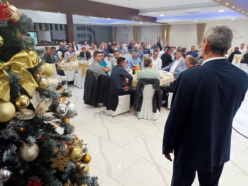 КОТОР ВАРОШ, 23. ДЕЦЕМБРА /СРНА/ – Начелник општине Котор Варош Зденко Сакан рекао је да је ова локална заједница једна од ријетких у БиХ која има суфицит у извозу захваљујући бројним привредним субјектима који, упркос тешким временима, успијевају да позитивно послују.