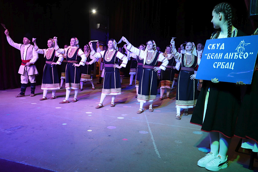 СРБАЦ, 23. ДЕЦЕМБРА /СРНА/ - У организацији Центра за културу и спорт синоћ је у србачком Дому културе "Угљеша Којадиновић" одржана смотра фолклора на којој су се представили Српско културно-умјетничко друштво "Бели анђео" Србац, Фолклорно удружење грађана "Мотајички вук" Ситнеши, Фолклорни ансамбл Каоци и Фолклорни ансамбл Кобаш.