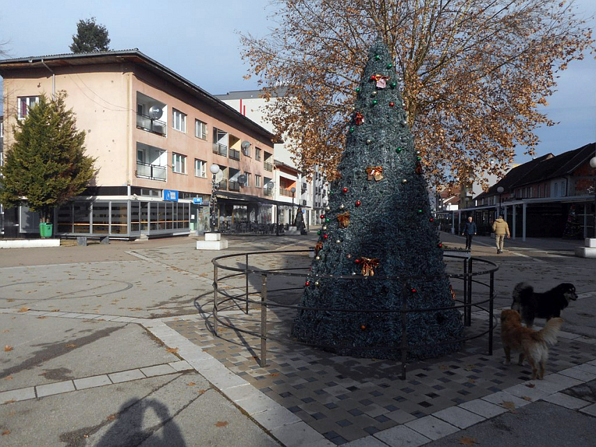 БРАТУНАЦ, 24. ДЕЦЕМБРА /СРНА/ - У Бртунацу су у сусрет празницима украшени шеталиште и централни трг на којем је декорисана и бина гдје малишани могу да се фотографишу поред лутке Дједа Мраза.