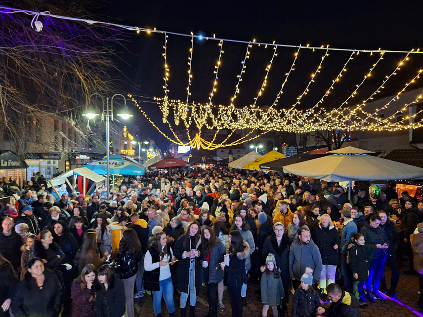 ШАМАЦ, 24 ДЕЦЕМБРА /СРНА/ Уз ватромет и присуство неколико стотина шамчана и становника околних општина начелник општине Шамац Ђорђе Милићевић вечерас је на Градском тргу отворио седму по реду традиционалну манифестацију под називом “.