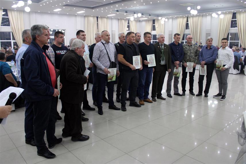 ЛОПАРЕ, 24. ДЕЦЕМБРА /СРНА/ - Традиционална вечера Ловачког удружења "Мајевица" у Лопарама окупила је више од 500 ловаца и гостију.