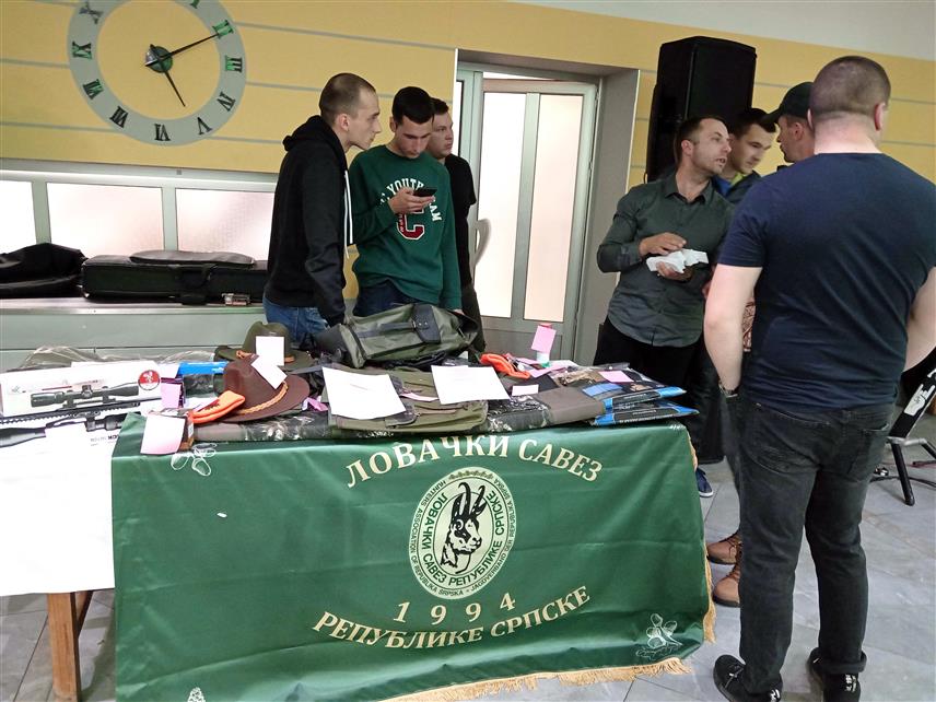 СОКОЛАЦ, 24. ДЕЦЕМБРА /СРНА/ - Дружење ловаца соколачког удружења "Гласинац" окупило је око 200 чланова, а међу њима су били и ловци из братимљеног друштва из Лазарева.