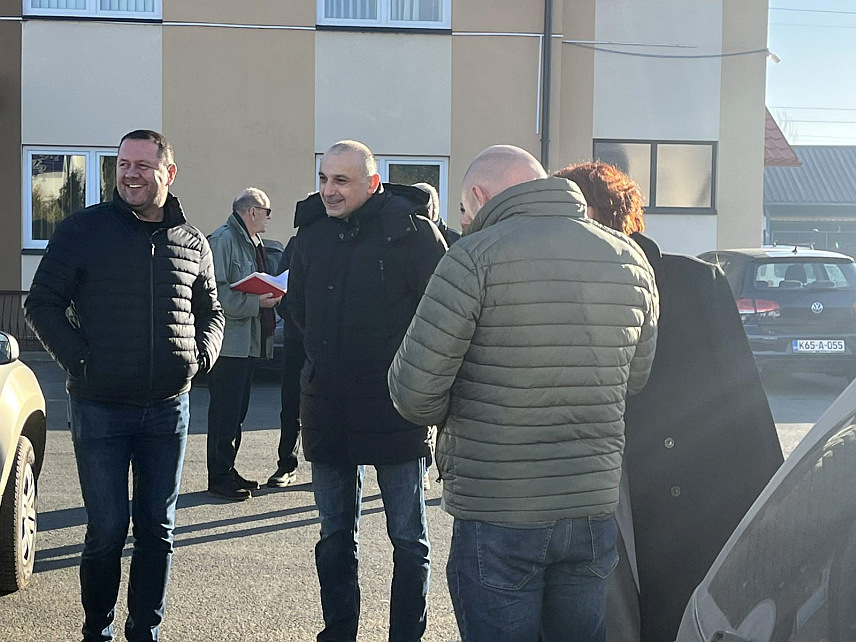 КОЗАРСКА ДУБИЦА, 25. ДЕЦЕМБРА /СРНА/ - Народна партија Српске /НПС/ обрадовала је данас 100 пензионера у Козарској Дубици на чије кућне адресе су чланови те странке доставили прехрамбено-хигијенске поклон пакете чија је вриједност по 100 КМ.