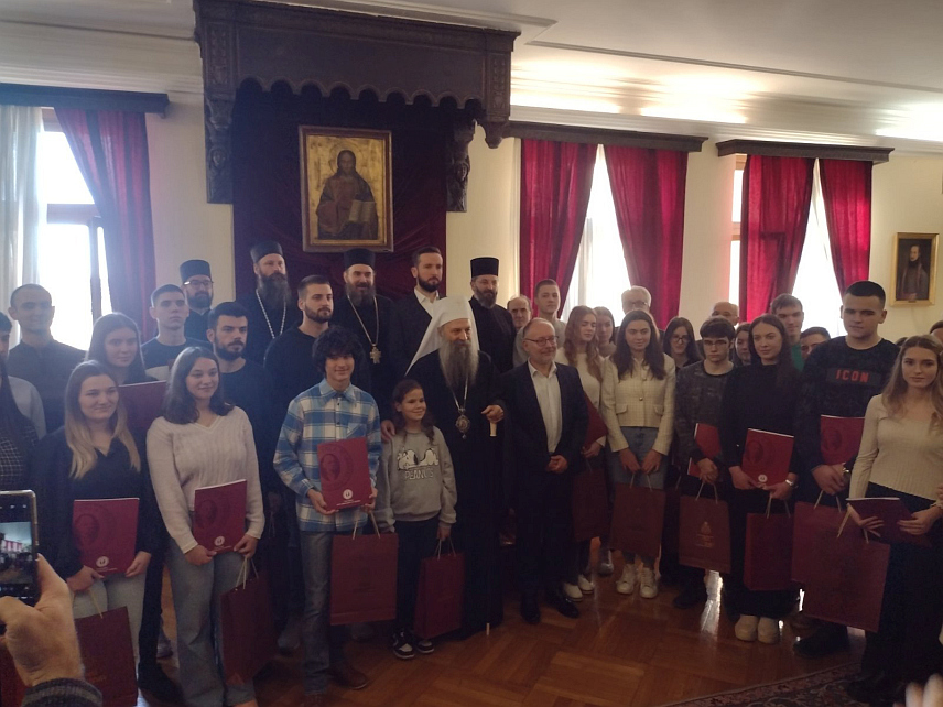 БЕОГРАД, 25. ДЕЦЕМБРА /СРНА/ - Његова светост патријарх српски Порфирије уручио је данас 35 годишњих стипендија из намјенског фонда при Задужбини Симе А. Игуманова даровитим студентима и ђацима из породица са више дјеце који се истичу постигнутим резултатима у школовању.